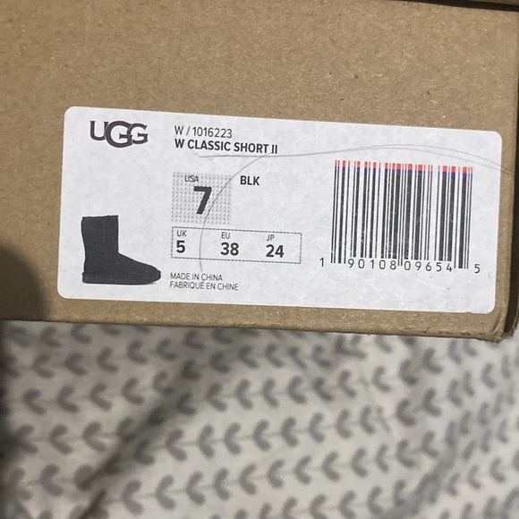 -UGG CLASSIC SHORT II
Brand new AUTHENTIC ! 
Never used - Picture 3 of 3